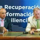 El delegado Territorial de la Agencia Estatal de Meteorología (Aemet) en Castilla y León, Manuel Mora, acompañado del subdelegado del Gobierno en Valladolid, Jacinto Canales