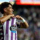 El canterano Maroto celebra su primer gol con los profesionales.