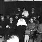 Una imagen de 1966, en las Séptimas Conversaciones Internacionales de Cine, con Maruja Torres junto a periodistas como Antonio Kirchner y Pere Fages (arriba) y Fernando Lara, abajo a la derecha