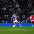 David Torres controla el balón ante el almeriense Embarba.