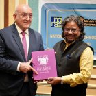 Jesús Julio Carnero junto a Sanjeev Kishor Goutam, presidente de la Galería Nacional de Arte Moderno