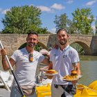 Adrián y Pablo en los alrededores de su chiringuito en el río Carrión