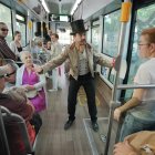 Teatro en el bus de la línea 1 de Auvasa