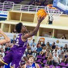 Hanna anota una canasta ante Ponferrada.