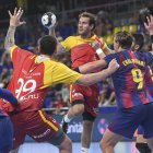 Alejandro Pisonero busca un pase mientras es agarrado por la defensa azulgrana.