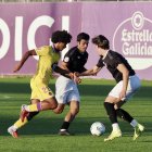 Peter Federico intenta superar a dos rivales del Salamanca, en el amistoso del pasado martes.