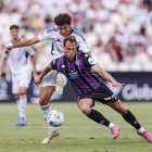 Latasa intenta evitar el marcaje de Vallejo.