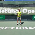 El vallisoletano Mario González posa con el trofeo de subcampeón en el ITF de Setubal.