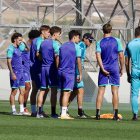 Almada, con gorra, habla durante el primer entrenamiento semanal con jugadores.