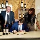 Mañueco firma en el libro de la Bodega Emina Ribera de Matarromera en su 30 aniversario.
