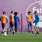 Almada, con gorra, durante el entrenamiento del lunes,