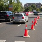 Obras de la red de calor y cortes en la avenida Gloria Fuertes, en dirección al puente de Poniente