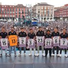 Los diez fichajes del Real Valladolid posan en el escenario de la Plaza Mayor durante la Feria y Fiestas de la Virgen de San Lorenzo.