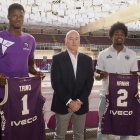 Presentación de los jugadores Jacob Hanna y Samuel Taiwo.