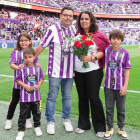 Iván, abonado del Real Valladolid, pidió matrimonio a su pareja Lorena, aficionada de la Cultural Leonesa, en los prolegómenos del partido.