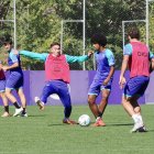 Chuki intenta obstaculizar el pase de Federico durante el entrenamiento matinal del martes.