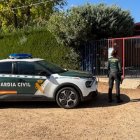 Guardia Civil a las puertas de la piscina de Nava del Rey.