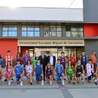 Representantes de los clubes de baloncesto junior de Castilla y León posan en la UEMC junto a Jesús Zarzuela y Oscar Castañeda.