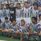 Edú Manga, arriba, el primero por la izquierda, en una alineación de la temporada 96-97.