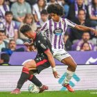 El blanquivioleta Federico disputa el balón al culturalista Collado.