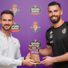 Guilherme, recibiendo el trofeo Jugador Estrella Galicia del mes de septiembre.