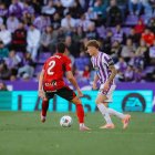 El iscariense Garri controla el balón ante el mirandesista Novoa.