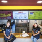 El cocinero David García posa junto a Margarita Guarin en el mostrador de Pollos Opuestos, el negocio que se ha propuesto dar una vuelta al pollo asado.