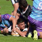 Balón retenido durante el partido.