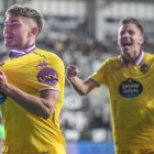 Chuki celebra el gol del partido, seguido por el también vallisoletano Alejo.