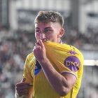 Chuki besa el escudo del Real Valladolid tras marcar el gol de la victoria en Burgos.