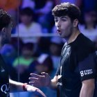 Arturo Coello conversa con su compañero Agustín Tapia.