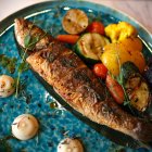 TRUCHA AL HORNO CON VERDURAS ASADAS