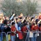 Aficionados de Valladolid esperando la salida de jugadores de la selección española.