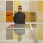 Álvaro de los Ángeles, comisario de la exposición de Xisco Mensua, junto a sus obras en el Herreriano