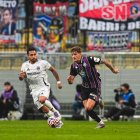 Iván Garriel, disputa un balón