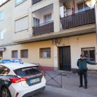 Un agente de la Guardia Civil poco después del crimen en el domicilio de Viana de Cega.