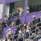 Uno de los ocupantes del palco se encara con aficionados locales.