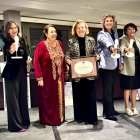 La vicepresidenta del CR El Salvador María Morán, junto a los premiados.