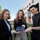 Los egresados de la UVa Mónica Sanz, Sara González y Mario Cobreros que han participado en el proyecto ‘Helpinder’