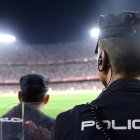 Miembros del Cuerpo Nacional de Policía durante un partido.