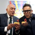 El alcalde de Valladolid, Jesús Julio Carnero y el director de Seminci, José Luis Cienfuegos, con el pastel de la Seminci