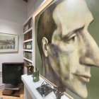 En el salón, al fondo, paisaje de Gaona y, en primer plano, retrato de Ulbricht