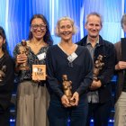 Foto de familiar de los premiados, con Páramo en el centro