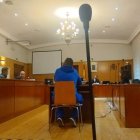 El acusado de dirigirse a una camarera en términos de "puta negra" asegura que solo la llamó "maleducada"

Fiscalía de Valladolid ha mantenido este martes su petición de un año y tres meses de cárcel para A.P, el varón al que acusa de haber proferido insultos racistas contra una camarera de una sidrería de la capital a la que, según considera probado, llamó "puta negra", entre otros improperios, por la tardanza en servirle la ración de zamburiñas que había pedido.

POLITICA CASTILLA Y LEÓN ESPAÑA EUROPA VALLADOLID JUSTICIA