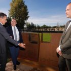 Fernández, Carnero y García Pellitero en el jardín de las cenizas de Las Contiendas en Valladolid.