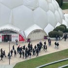 Seguidores radicales del Sporting, junto a la Cúpula del Milenio en la mañana del partido.