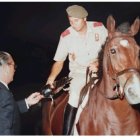 Juan Carretero recogiendo un trofeo de manos de Autrán