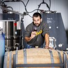 David Calvo comprueba la evolución de un Aldeas de Galia ante las singulares pirámides de hormigón por las que pasa antes de madurar en roble francés.