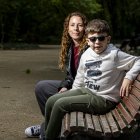 Débora y su hijo Enzo, en el Campo Grande de Valladolid