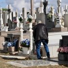 Preparativos para el Día de Todos los Santos en el cementerio de El Carmen.
